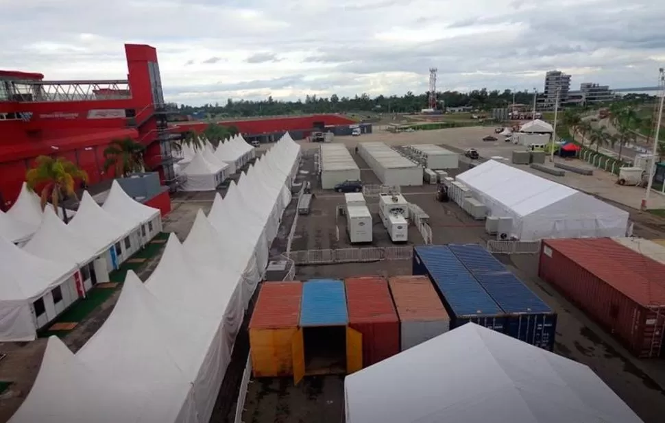 TRABAJO. Los containers ya fueron descargados; cada box está en armado. FOTO HOTEL UNO TERMAS 