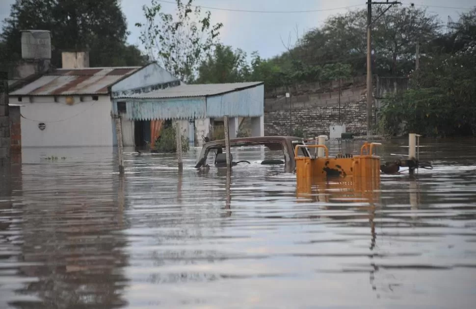 ASISTENCIA. Una mujer en silla de ruedas tuvo que ser evacuada  ayer a la tarde de urgencia porque el nivel del agua no bajaba. la gaceta / fotos de osvaldo ripoll 