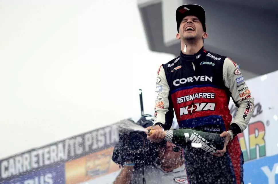 FELICIDAD TOTAL. Matías Rossi, en el podio olavarriense, festejó con algarabía. actc