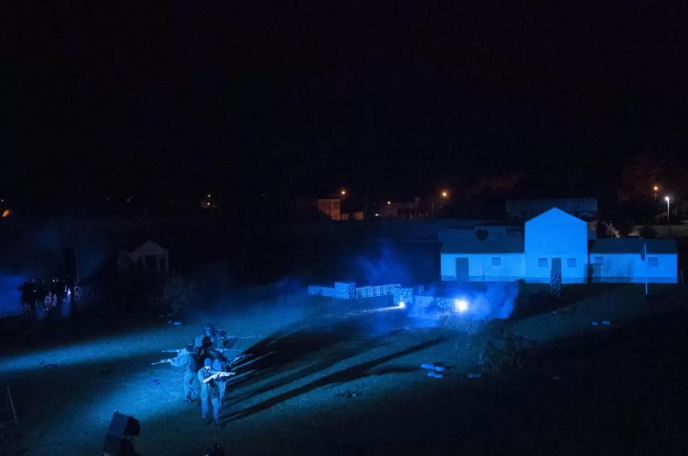 OPERACION ROSARIO. Una escena de la obra dirigida por el fotógrafo Walter Flores. Atrás se ve la casa del gobernador de las islas. la gaceta / fotos de diego aráoz