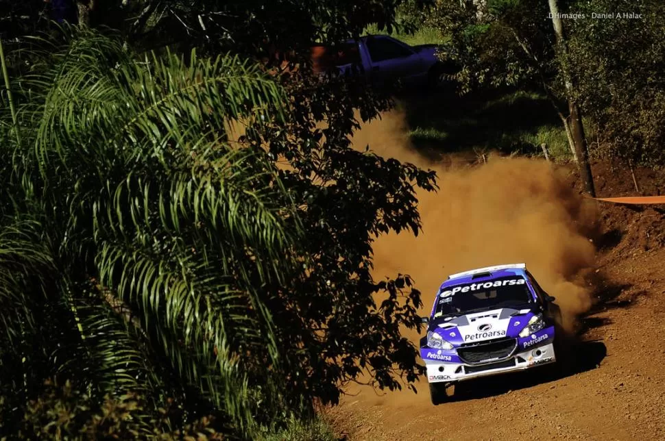 FRONDOSA VEGETACIÓN. Los alrededores de Itapúa cuentan con muy buenos caminos para la práctica del rally. Padilla disfrutó del manejo de su Peugeot 208 dh images