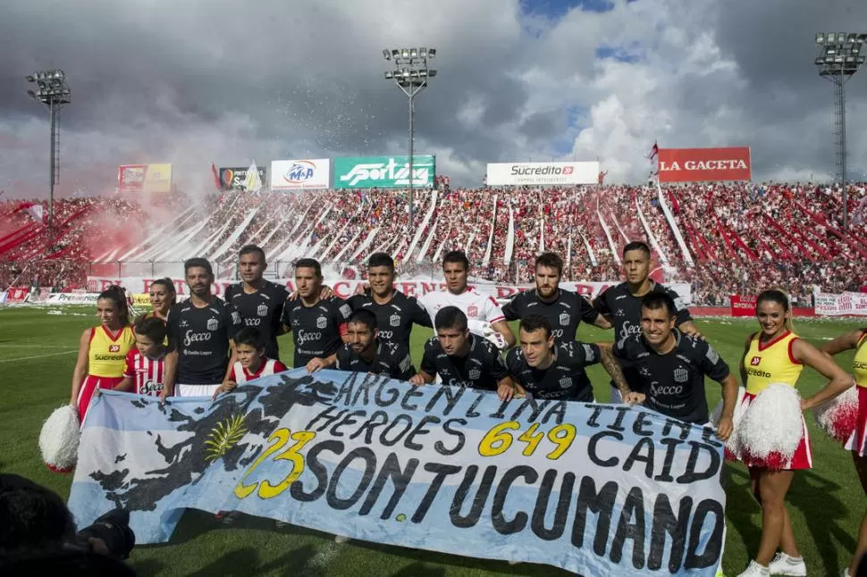 HÉROES. En la cancha del “Santo” recordaron a los 649 argentinos caídos en la Guerra de Malvinas. El equipo se tomó su tradicional foto con una bandera homenaje. la gaceta / FOTO DE JORGE OLMOS SGROSSO