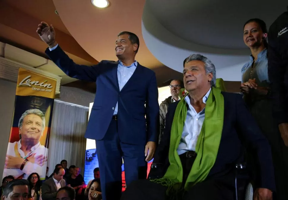 FESTEJOS. Correa se mostró eufórico anoche junto a Lenin Moreno. reuters
