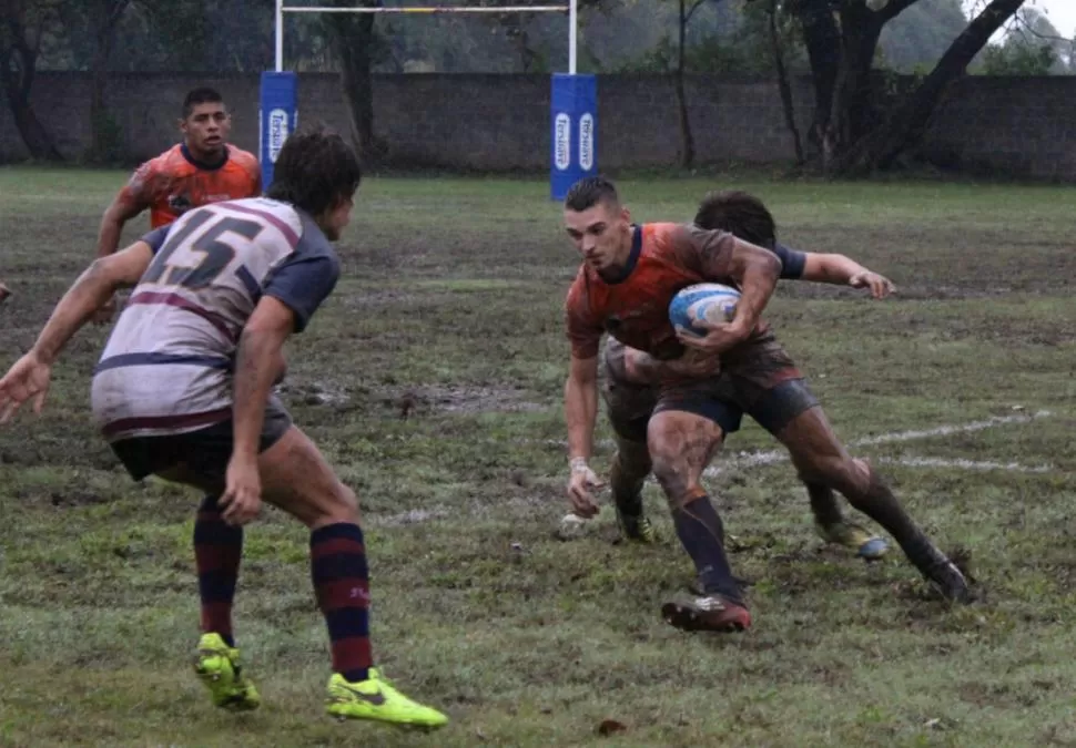 DETERMINANTE. Mateo Carreras abrió el camino de la victoria con una gran jugada individual que terminó en try. Tucumán fue puro coraje y se clasificó como líder. prensa urt 