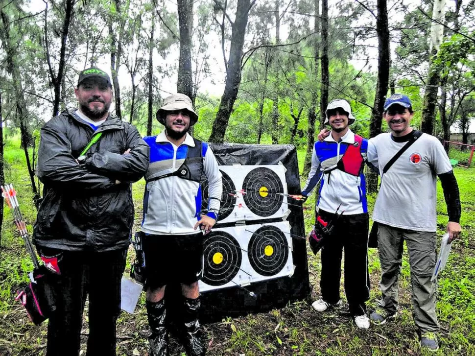 CERTERO. Mercado Luna -el primero, a la derecha- junto a sus rivales.                      Su blanco -segundo de arriba- fue el que más flechas tuvo en el centro.  