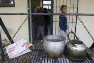 Una empresa de catering cocina para los evacuados en una escuela de Simoca