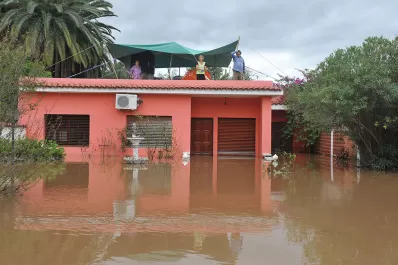 Acampando en los techos o a merced de las alimañas: el drama en La Madrid