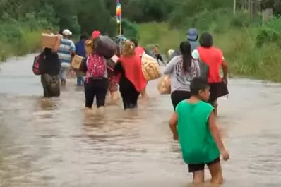 Video: en Niogasta los habitantes resisten las inundaciones atrincherados en sus casas