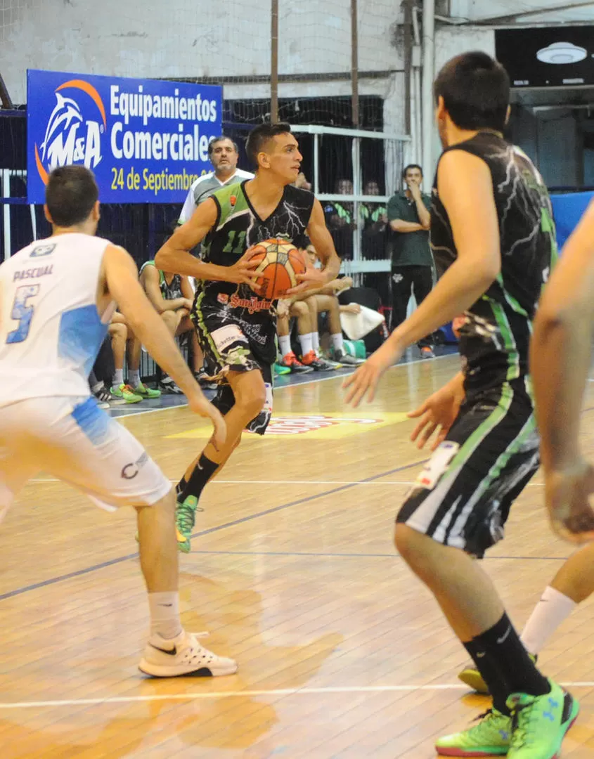 UN APORTE FUNDAMENTAL. Nataniel Rodríguez fue la figura del primer partido. la gaceta / foto de franco vera