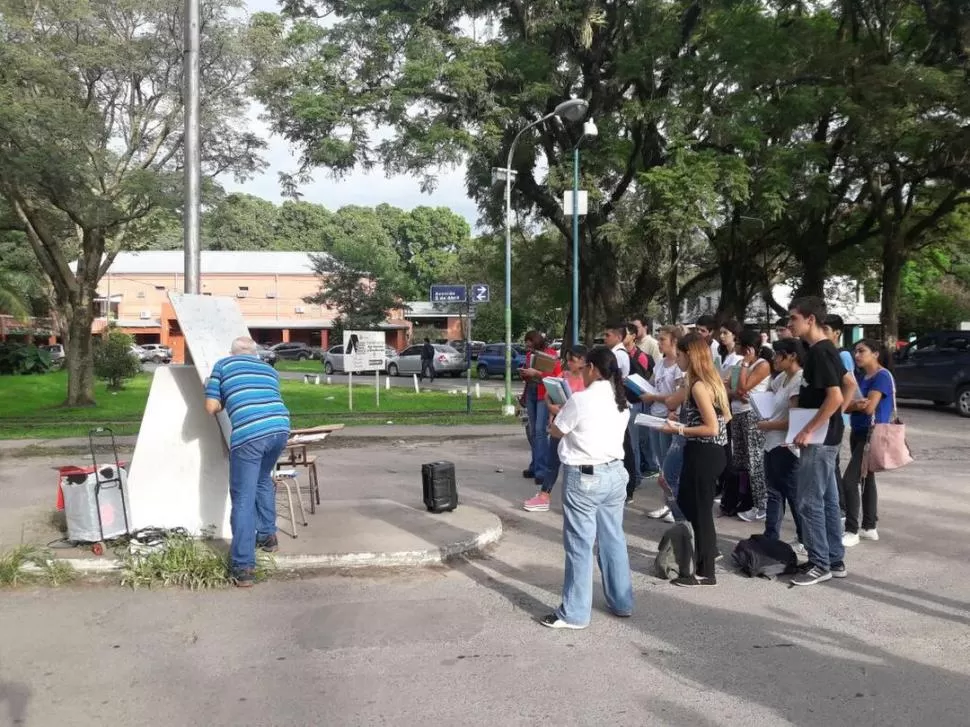 CIENCIAS EXACTAS. La semana pasada, un docente de Ingeniería dio su clase de Física en el mástil de la Quinta.  foto de florencia zurita