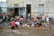 Evacuados de La Madrid viven con el miedo de que les roben lo que no devore el agua
