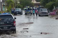 Unos 100 policías previenen delitos mientras las familias regresan a sus casas en La Madrid