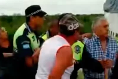 Video: damnificados insultaron al comisionado comunal de La Madrid