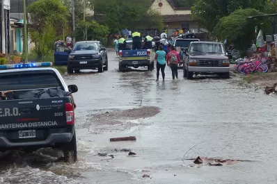 Unos 100 policías previenen delitos mientras las familias regresan a sus casas en La Madrid