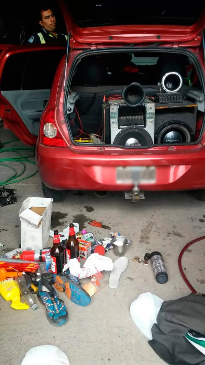 SECUESTRO. Debajo del asiento del conductor había un arma de fuego. 