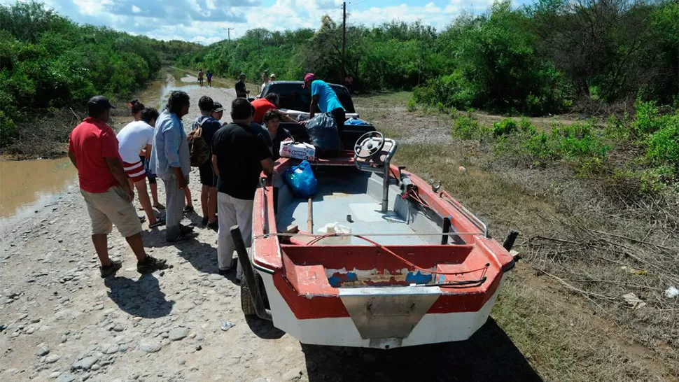 ASISTENCIA. Se cumple una semana de las fuertes tormentas que dejaron bajo el agua al sur provincial. LA GACETA / FOTOS DE FRANCO VERA VÍA MÓVIL