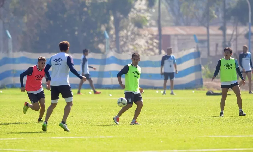 EN DESACUERDO. Acosta no coincide con Lavallén sobre el mensaje que envía a los jugadores y ayer lo hizo saber.  la gaceta / foto de franco vera