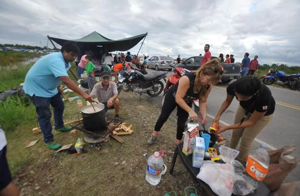 SOLIDARIDAD QUE ABRAZA. Lugareños agradecieron a los voluntarios.  