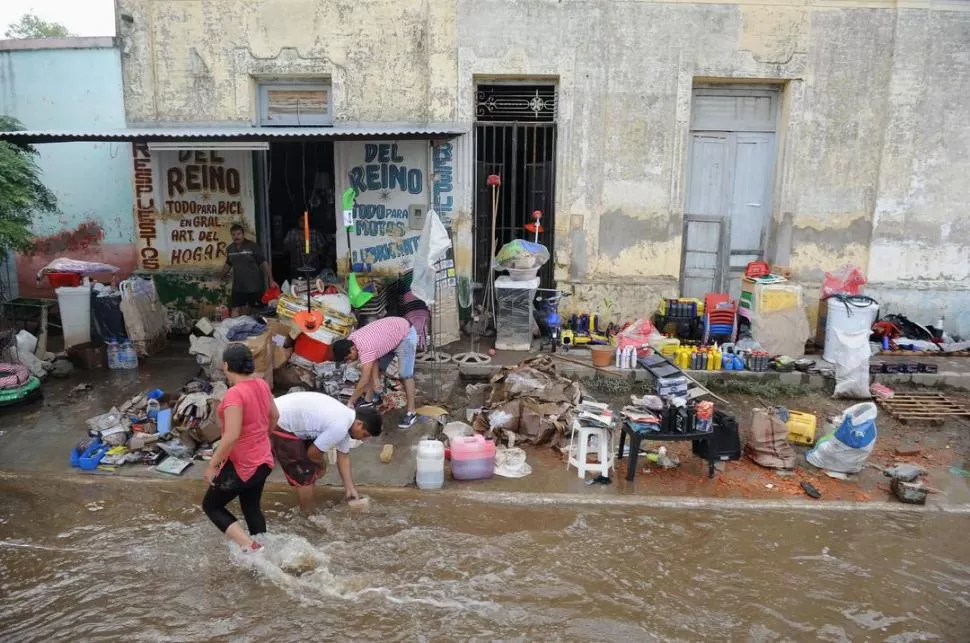 APURADOS. El miedo a los saqueos empujó a algunos vecinos de La Madrid a visitar a diario sus casas, para controlar que sigan ahí todas sus pertenencias. la gaecta / fotos de osvaldo ripoll