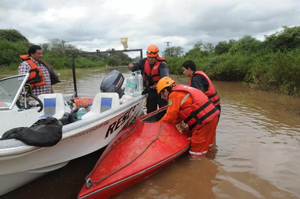 POSTAS. La lancha llegaba hasta las vías y de ahí seguía camino un kayak. 