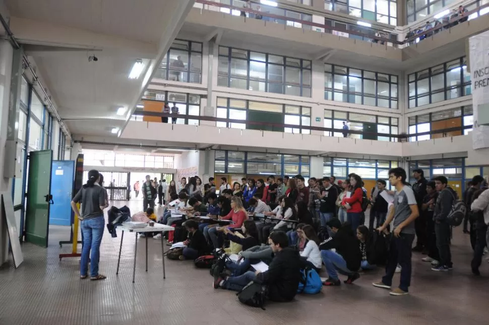 CIENCIAS EXACTAS. Los alumnos recibieron su clase en uno de los patios centrales de la Quinta Agronómica.  la gaceta / foto de analia jaramillo 