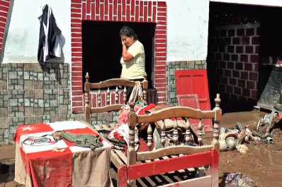 Video: el agua les permitió volver a sus casas en La Madrid, pero lo perdieron todo