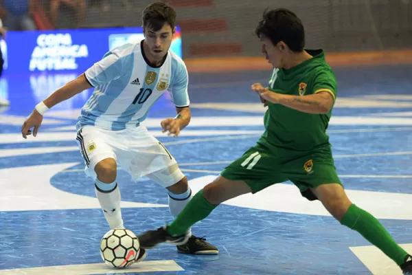 Argentina comenzó la defensa del título con una goleada sobre Bolivia