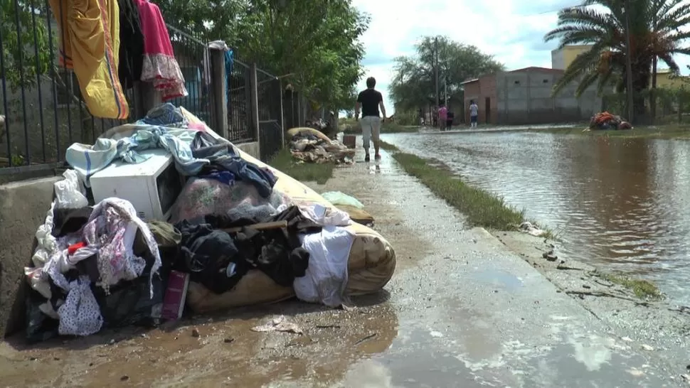 VEREDAS DE BARRO. Sólo algunos pocos lugares del pueblo son transitables.  