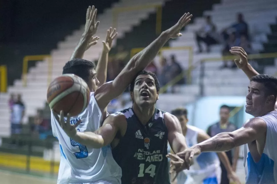 VENTAJA. Marcos Contreras busca el tablero rival entre dos jugadores de Hindú. Nicolás Avellaneda irá tranquilo a Catamarca. la gaceta / foto de diego aráoz