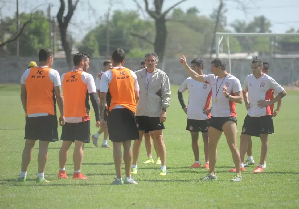 A NO REPETIR. Cagna habló con sus jugadores con la idea de dejar atrás los errores que privaron al equipo de sumar puntos. la gaceta / foto de antonio ferroni