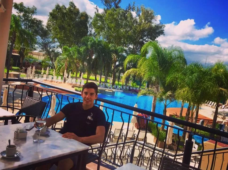 DISTENDIDO. El español Marc Márquez, ya instalado en Las Termas, se mostró en el hotel donde está alojado. @marcmarquez93 