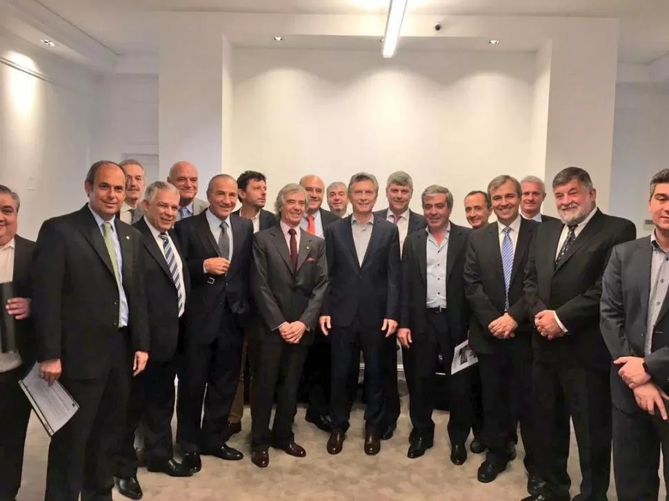 EN OLIVOS. (De izquierda a derecha) Ronald Parada Parejas (San Juan); Eduardo Nougués (Ledesma); Julio Colombres (Santa Bárbara); Emilio Luque (Concepción y Marapa); Roberto Arano (La Corona); Hugo Jorge (Río Grande); Mariano Lechardoy (BioIndustria); Charlie Blaquier (Ledesma); Hugo Rossi (Tabacal); Néstor Roulet (Valor Agregado); Mauricio Macri; Ricardo Buryaile (ministro de Agroindustria); José Cano (director Plan Belgrano); Fabio Seoane (La Trinidad); Oscar Rojo (Tabacal); Fernando Cornú de Olmos (Minetti); Jorge Rocchia Ferro (Los Balcanes) y Sebastián Budeguer (Leales). 