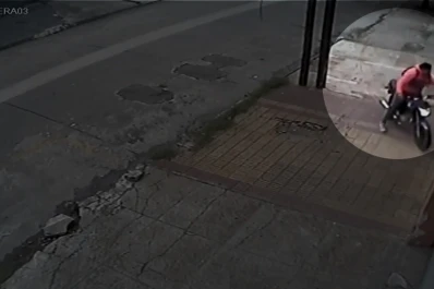 Video: en segundos, le robaron la cartera en la puerta de su trabajo