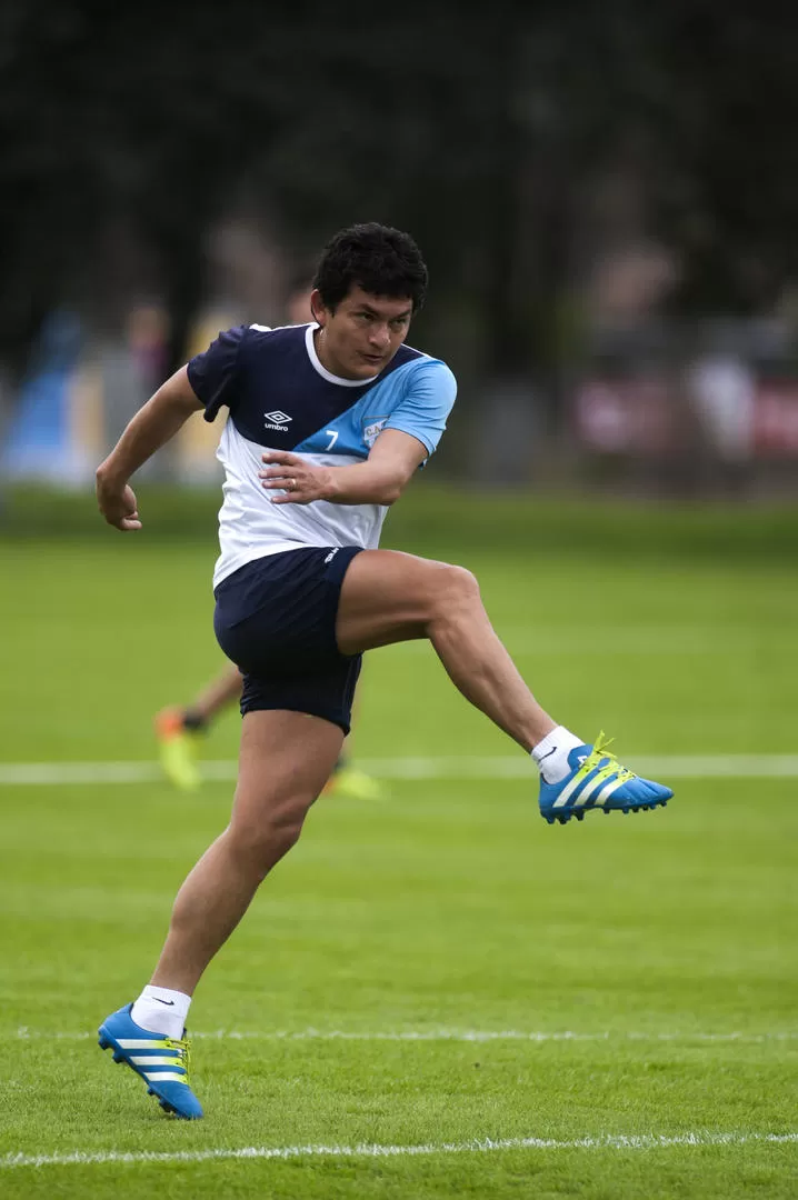 QUIERE VOLVER A HACERSE FUERTE. Luis Rodríguez impacta la pelota ya sin dolores durante un entrenamiento. El delantero busca volver a marcar; su último gol fue en diciembre, ante Quilmes. la gaceta / foto de DIEGO ARáOZ