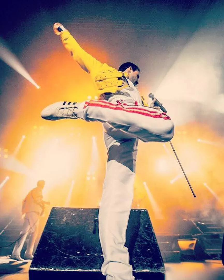 SIMILITUDES. Pablo Padín se compenetra en el rol de Freddy Mercury, el líder de la Queen original. Prensa “Dios salve a la reina”.-