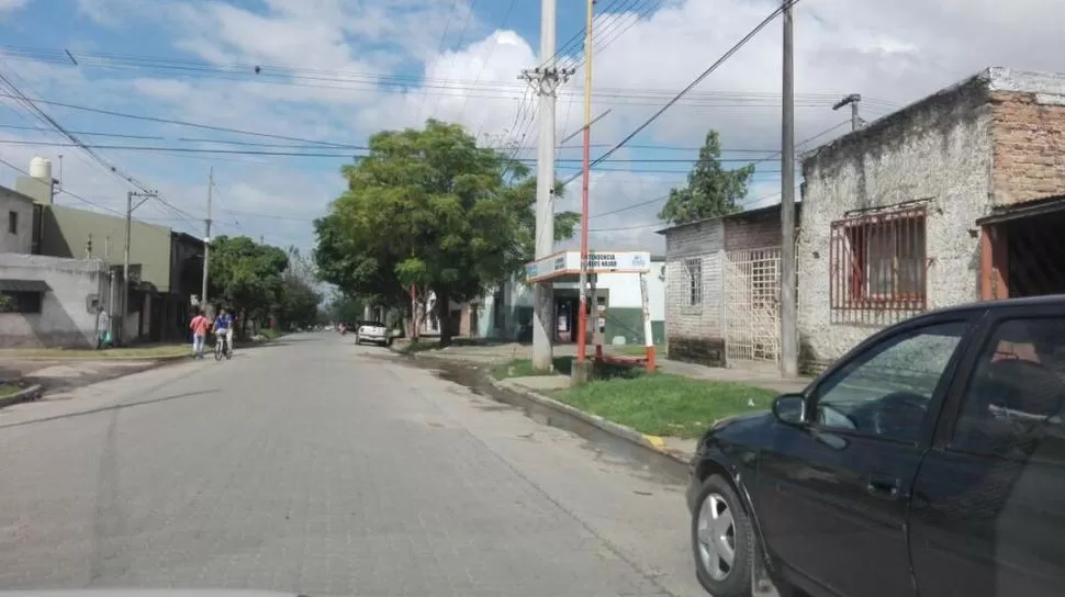 EN ESA ESQUINA. El adolescente fue atacado en la parada del colectivo que se encuentra en el cruce de las calles 17 y 8, en pleno mediodía. la gaceta