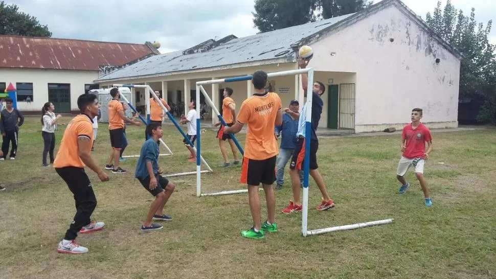 INGENIO. Los jugadores simularon la red de voley con los arcos de fútbol. 