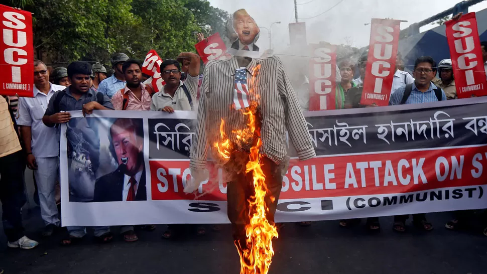 REPUDIOS. Manifestantes queman una figura de Trump, durante una protesta en India. REUTERS