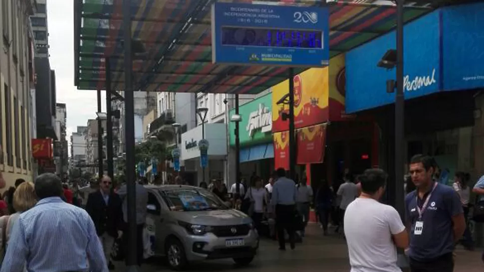 PEATONAL MENDOZA. Foto tomada este mediodía. LA GACETA.