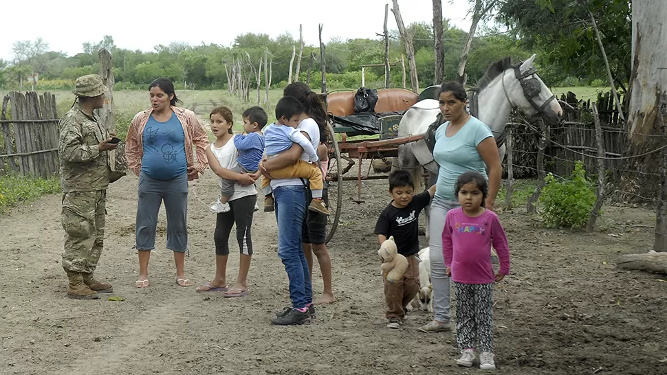 El Ejército auxilió a 70 familias aisladas en la cola de dique El Frontal