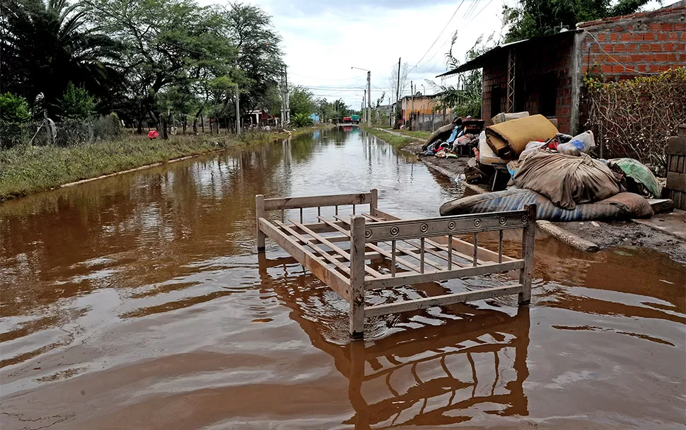 DESASTRE. Todavía no termina de drenar el agua que desbordó del río Marapa. LA GACETA / FOTOS DE FRANCO VERA