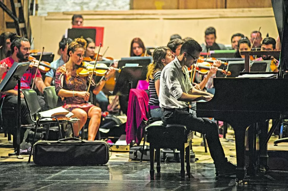 DOBLE PROFESIÓN. Isaac Castro es pianista y bailarín del Ballet Estable.  LA GACETA / FOTO DE DIEGO ARÁOZ.-