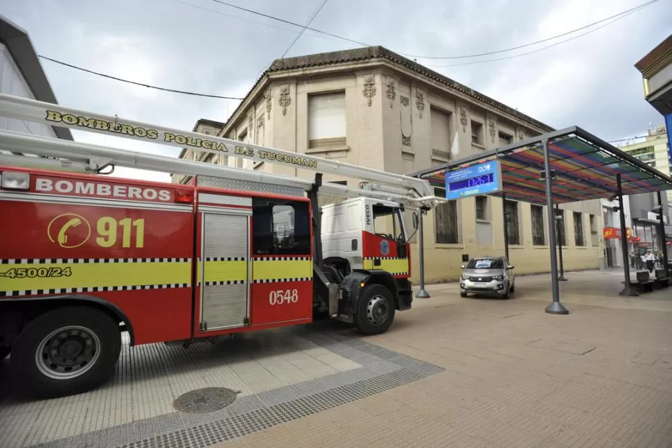 OBSTÁCULOS. El camión no pudo pasar por el reloj y el auto estacionado. la gaceta / fotos de inés quinteros orio