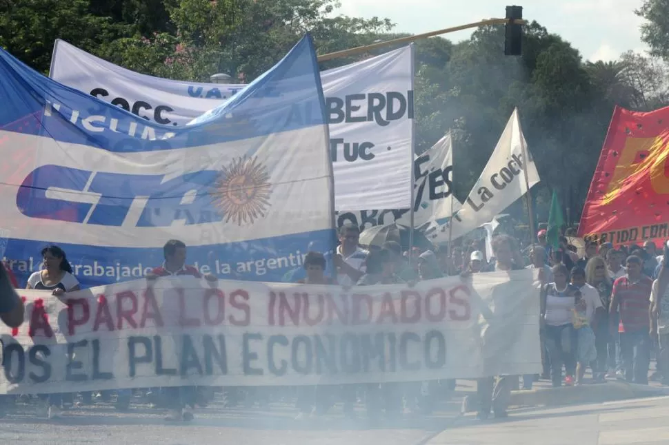 EN LA PLAZA. Gremios y organizaciones sociales criticaron al macrismo.  