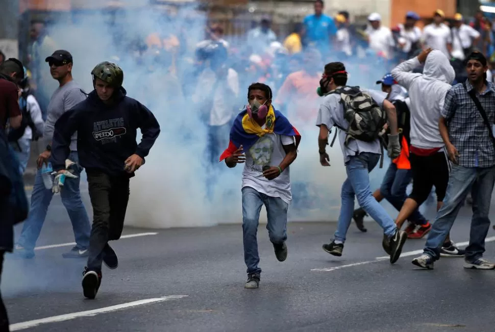 PREVENIDOS. Algunos manifestantes llevaron máscaras contra los gases. reuters