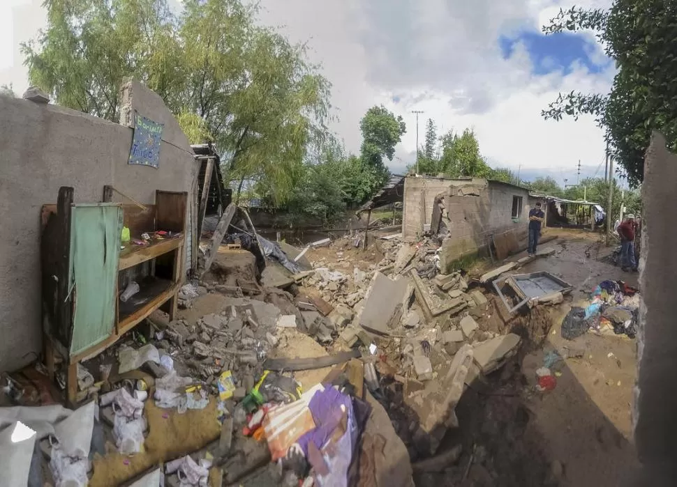 EN RUINAS. Muchas viviendas de La Invernada quedaron inutilizables por los socavones que dejó la correntada. la gaceta / fotos de osvaldo ripoll