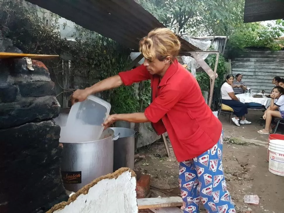 BAJO LA LLUVIA. Ponce cocina en el patio de su casa, en La Costanera. gentileza sebastián lorenzo pisarello