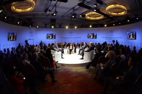 Sturzenegger sostuvo que hay que crear impuestos más bajos