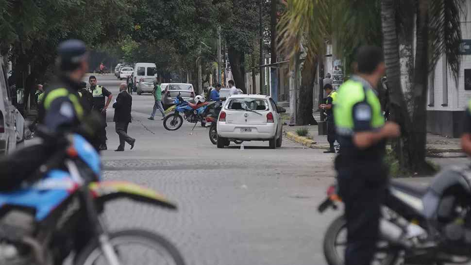 La Policía perimetró la zona donde se produjo el tiroteo. LA GACETA/FOTO DE ANALÍA JARAMILLO