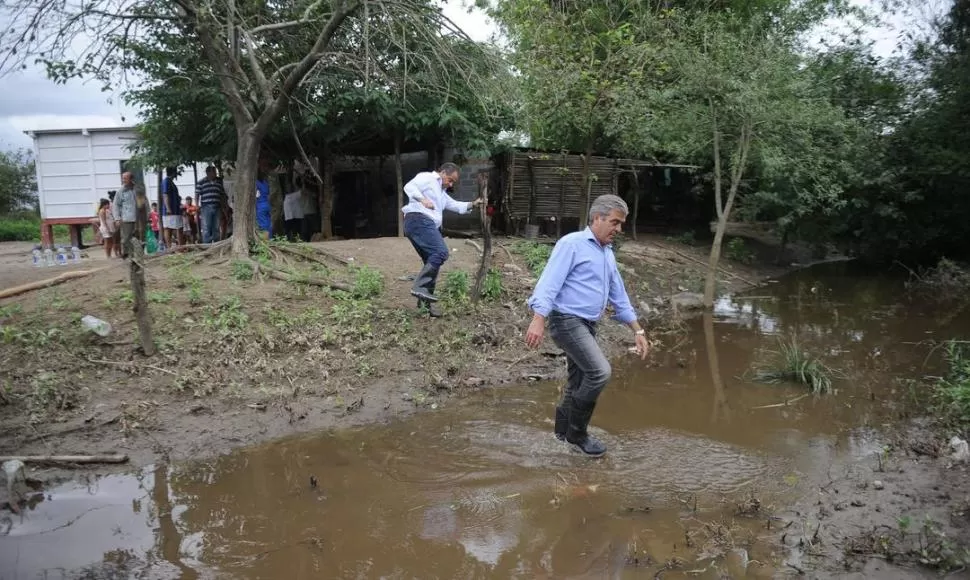 POR SU CUENTA. Cano acompañó al ministro de Defensa (cruza el alambrado) por el sur tucumano. la gaceta / foto de osvaldo ripoll